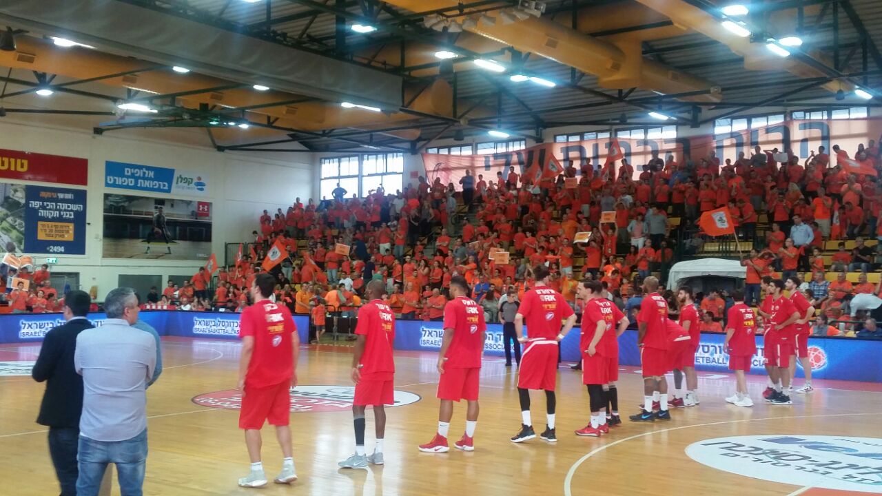 הפועל באר שבע בנס ציונה לפני השריקה. לא רק קהל כתום יש באולם (צילום: באדיבות מנכ''ל המועדון)